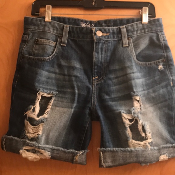 Cut off jean shorts with the with worn look - Picture 3 of 5